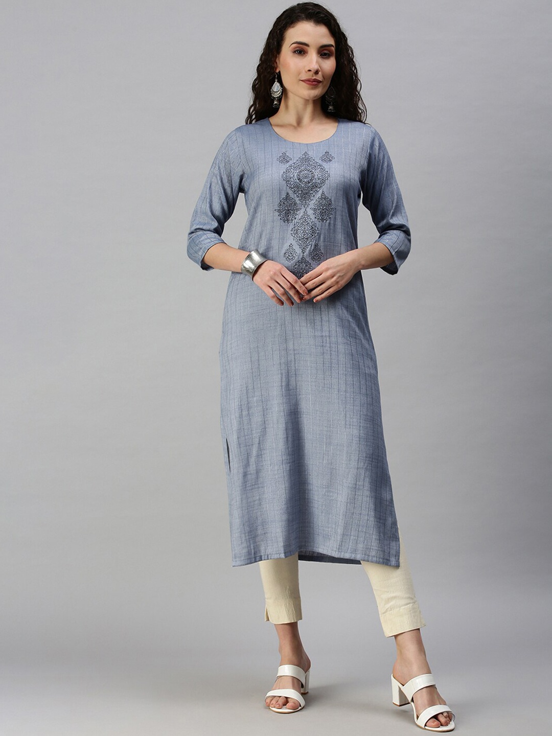 

SHOWOFF Women Blue Striped Cotton Blend Round Neck Thread Work Straight Kurta