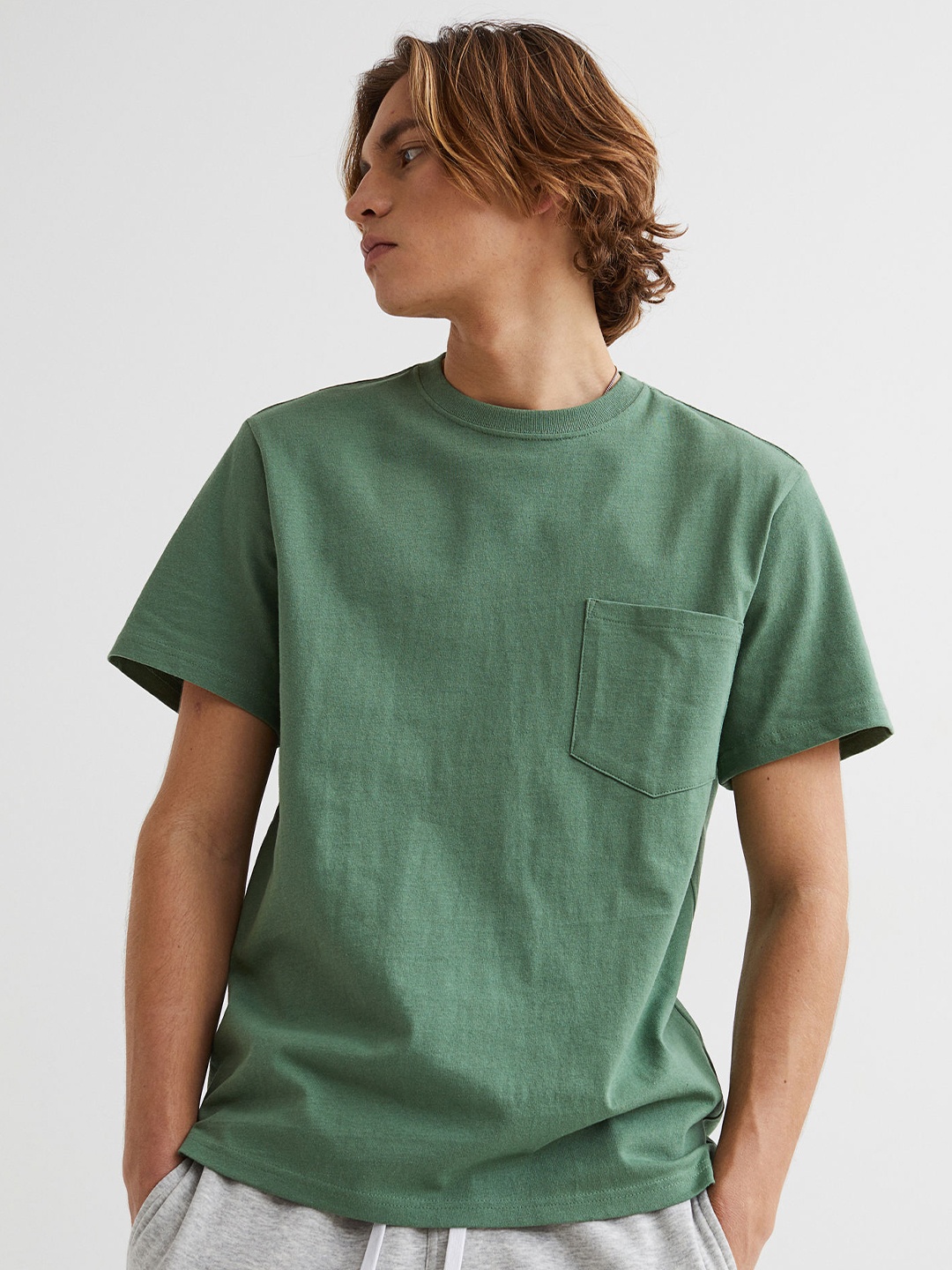 

H&M Men Green Solid Regular Fit Chest-Pocket T-shirt