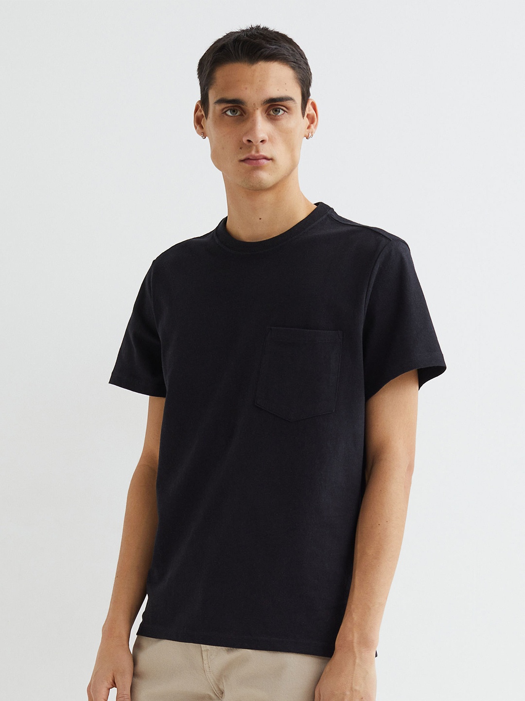 

H&M Men Black Solid Regular Fit Chest-Pocket Pure Cotton T-shirt