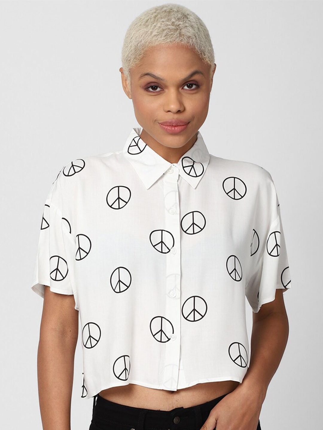 

FOREVER 21 Women Black & White Printed Casual Boxy Crop Shirt