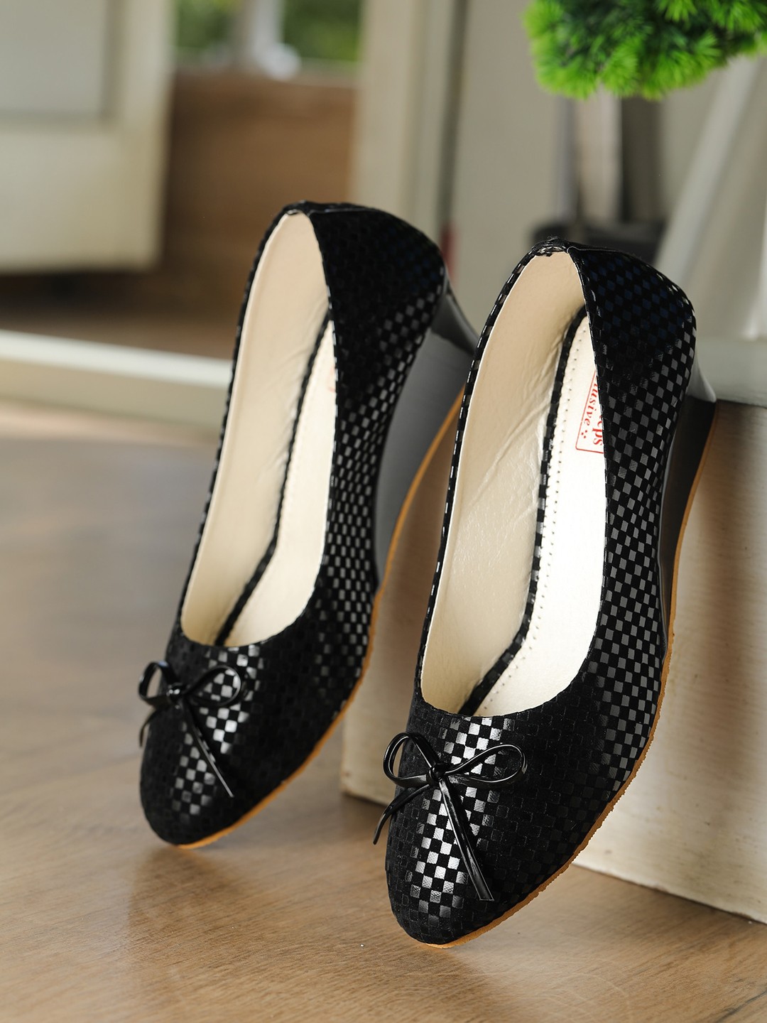 

LONDON STEPS Black Woven Design Wedge Pumps