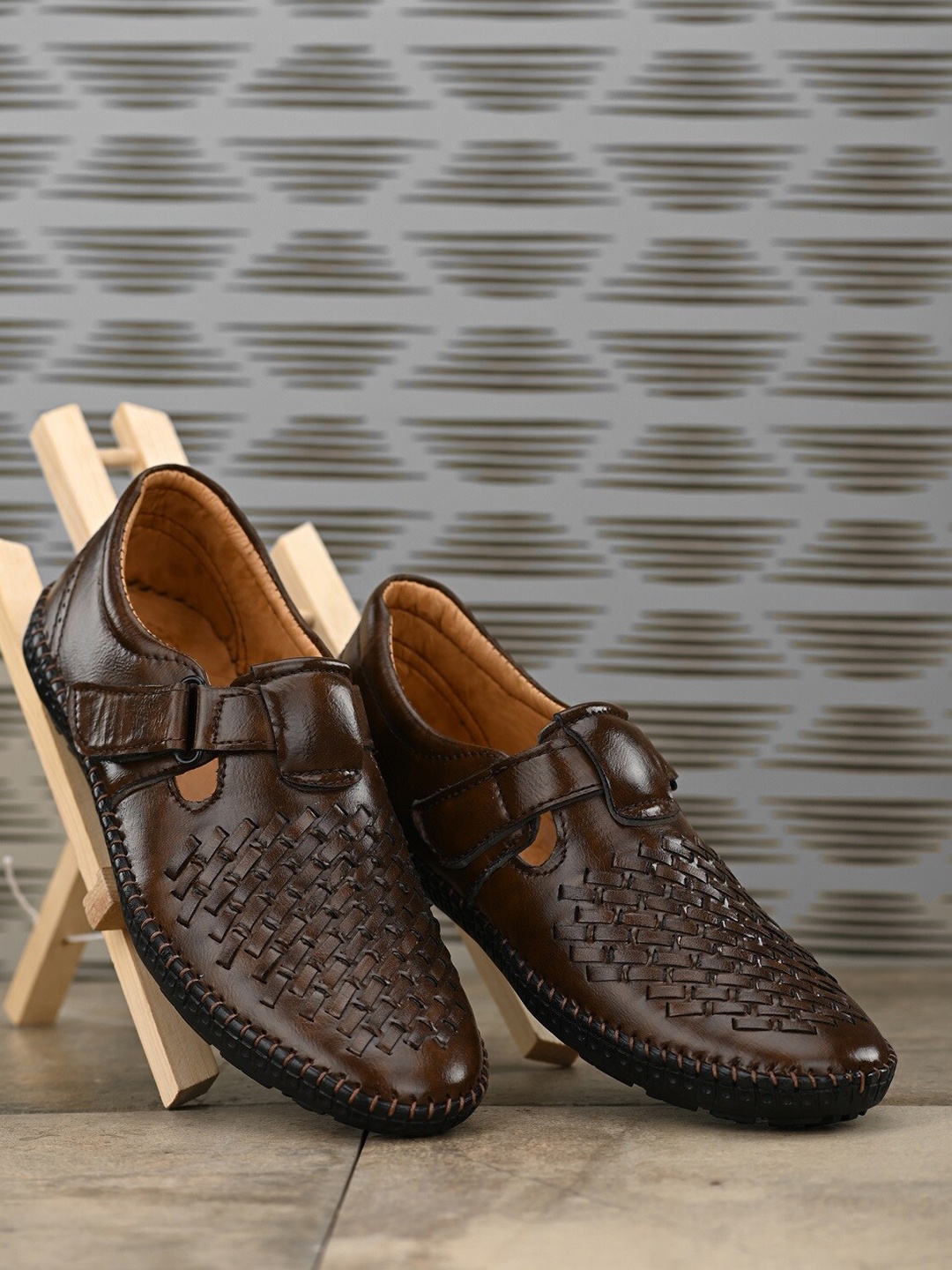 

BUCIK Men Brown Textured Shoe-Style Sandals