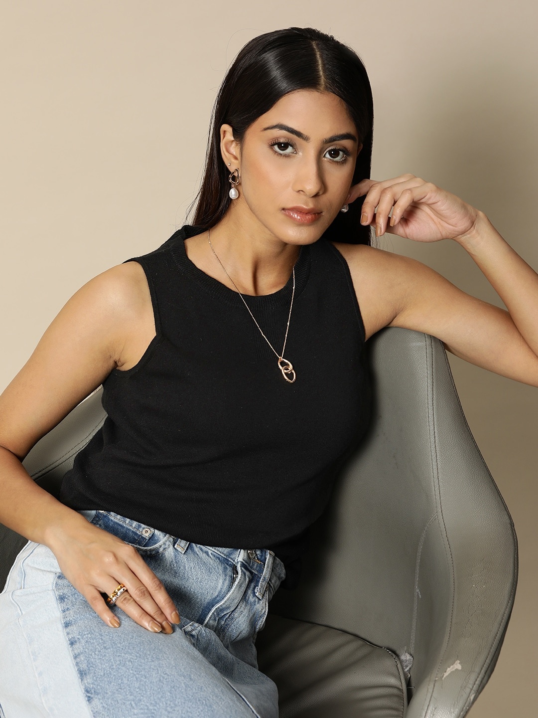 

BOWER Black-Coloured Solid Knitted Vest