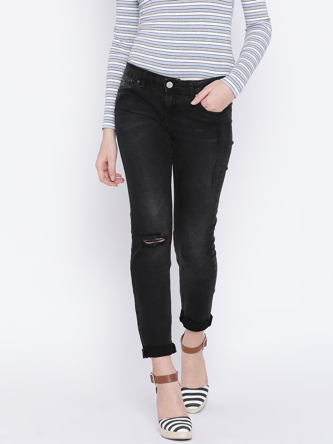 

FOREVER 21 Women Black Skinny Fit Low-Rise Mildly Distressed Stretchable Jeans