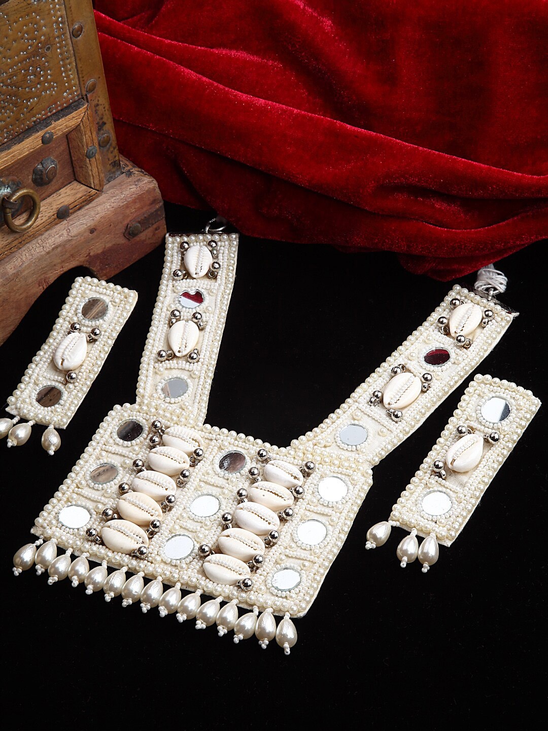 

Sargi Silver-Plated Off White Mirrors-Studded & Pearls Beaded Jewellery Set