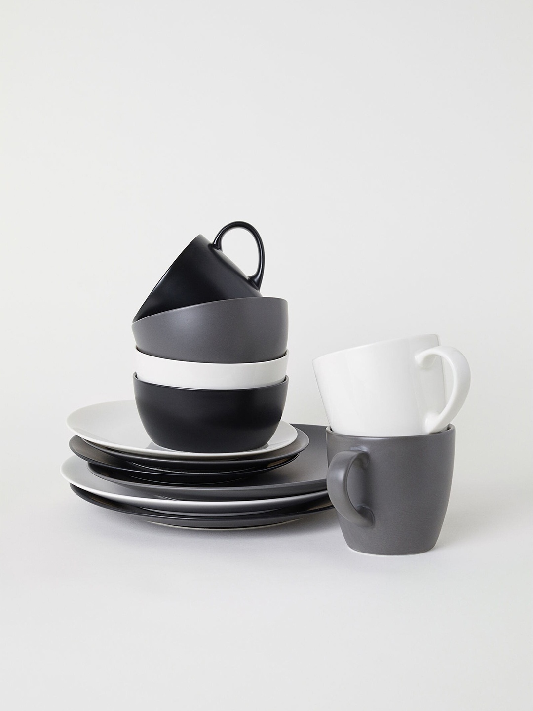 

H&M Black Solid Porcelain Plate