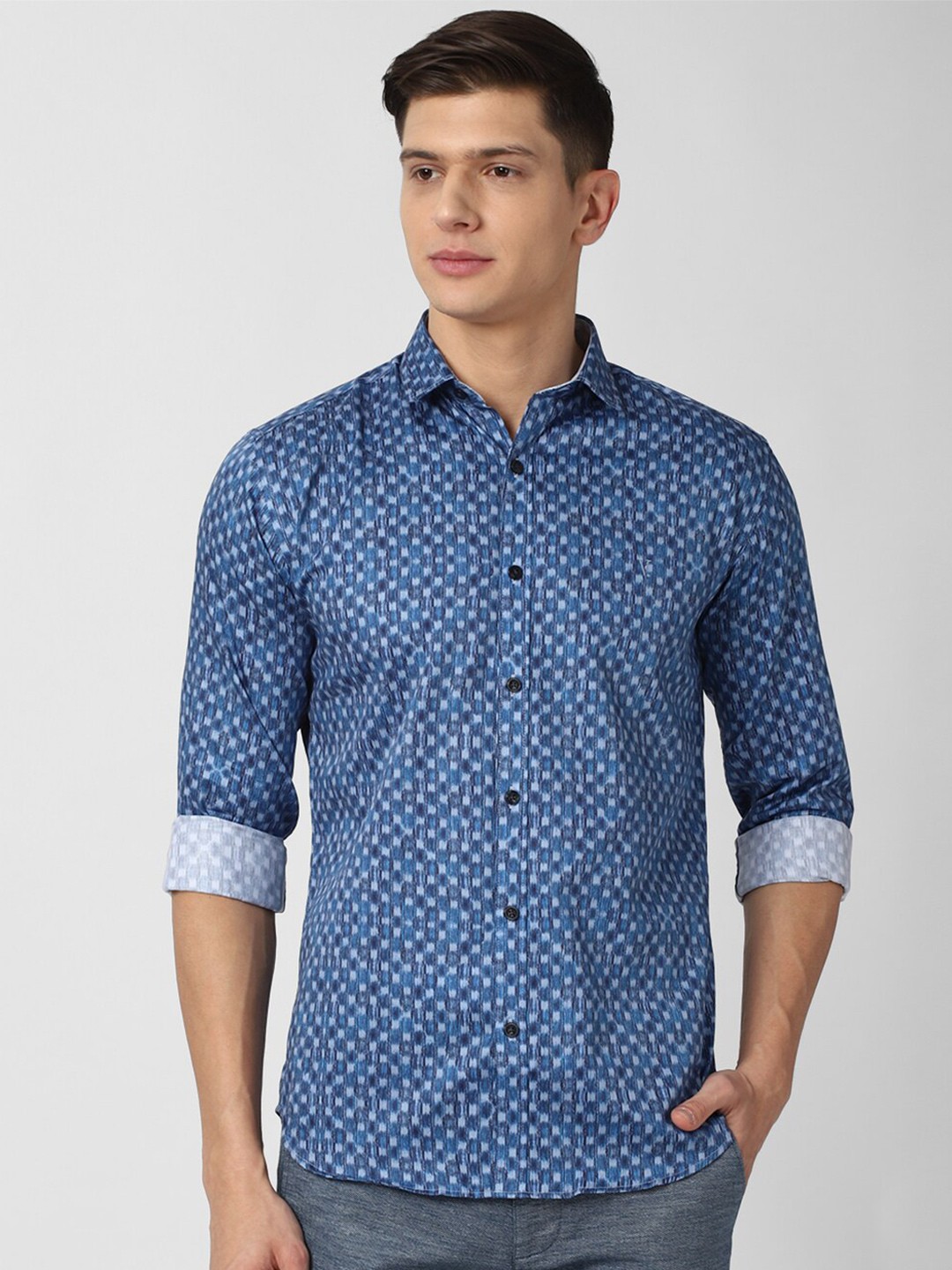 

V Dot Men Blue Pure Cotton Slim Fit Printed Casual Shirt