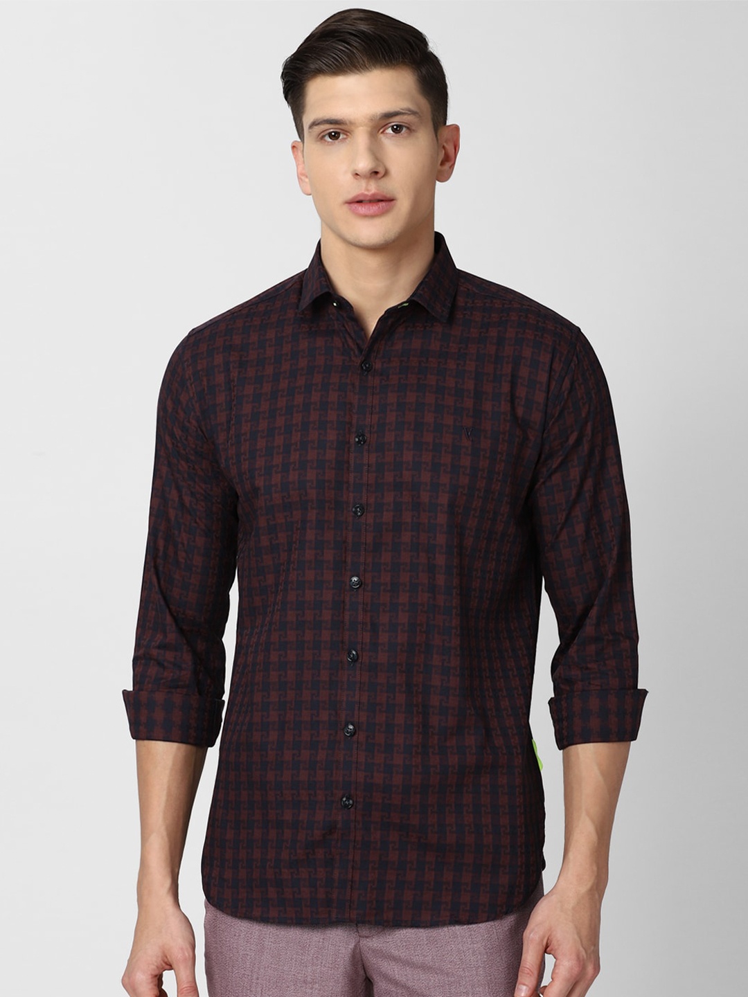 

V Dot Men Maroon Slim Fit Checked Casual Shirt