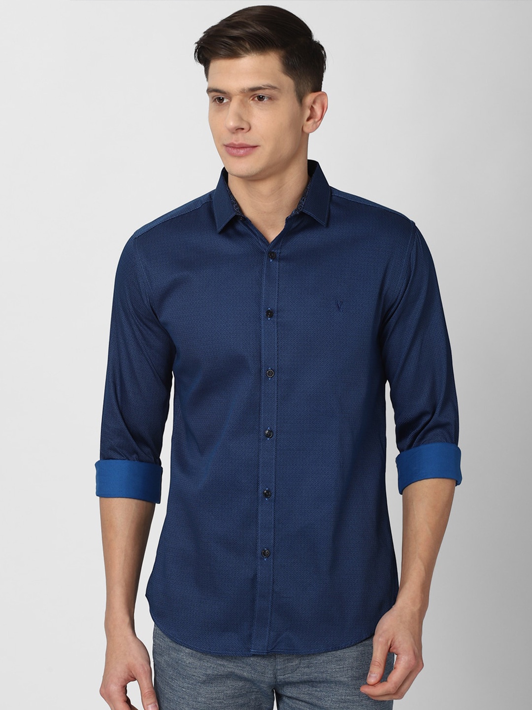 

V Dot Men Navy Blue Slim Fit Abstract Printed Pure Cotton Casual Shirt