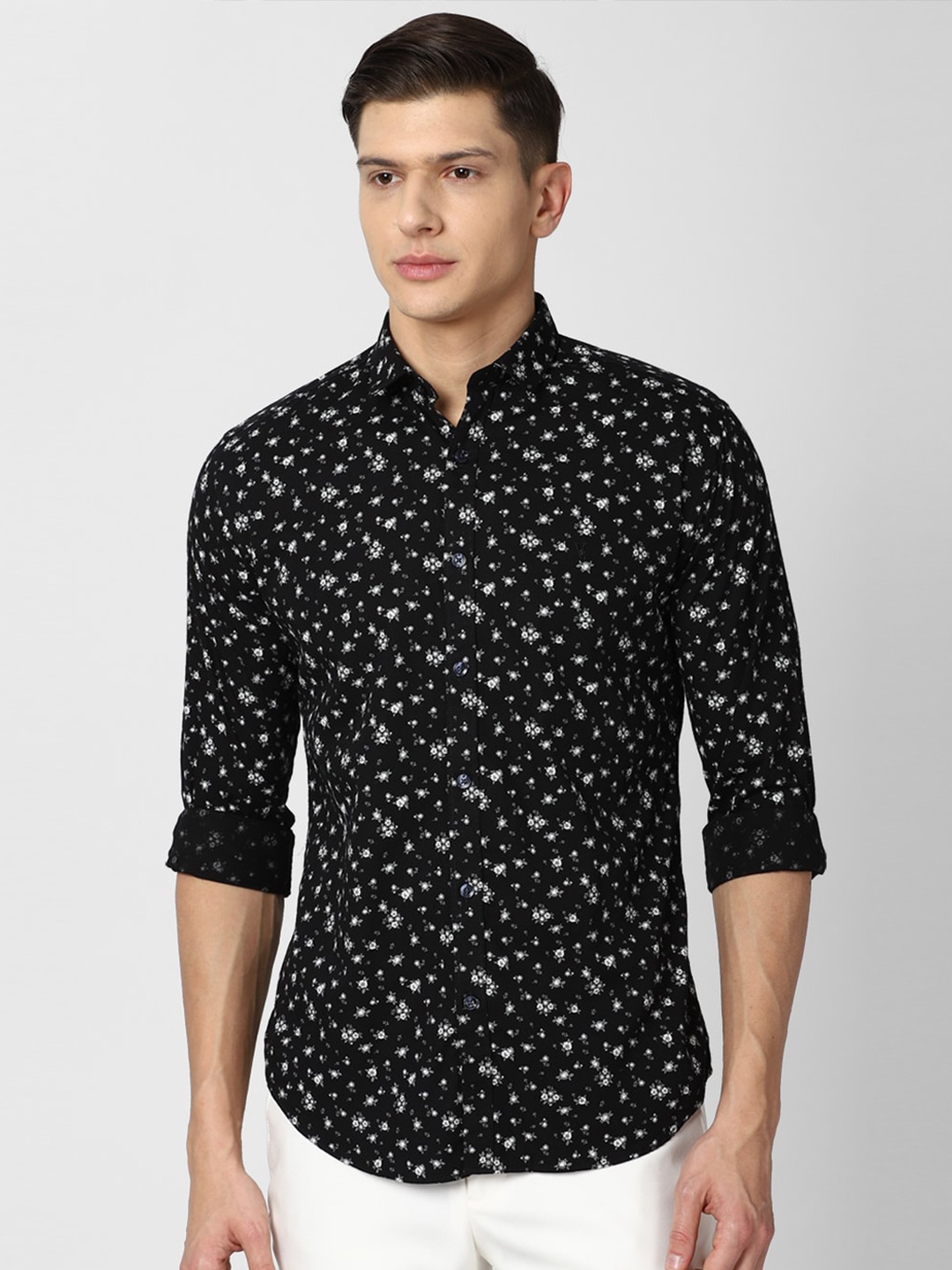 

V Dot Men Black & White Slim Fit Floral Printed Pure Cotton Casual Shirt