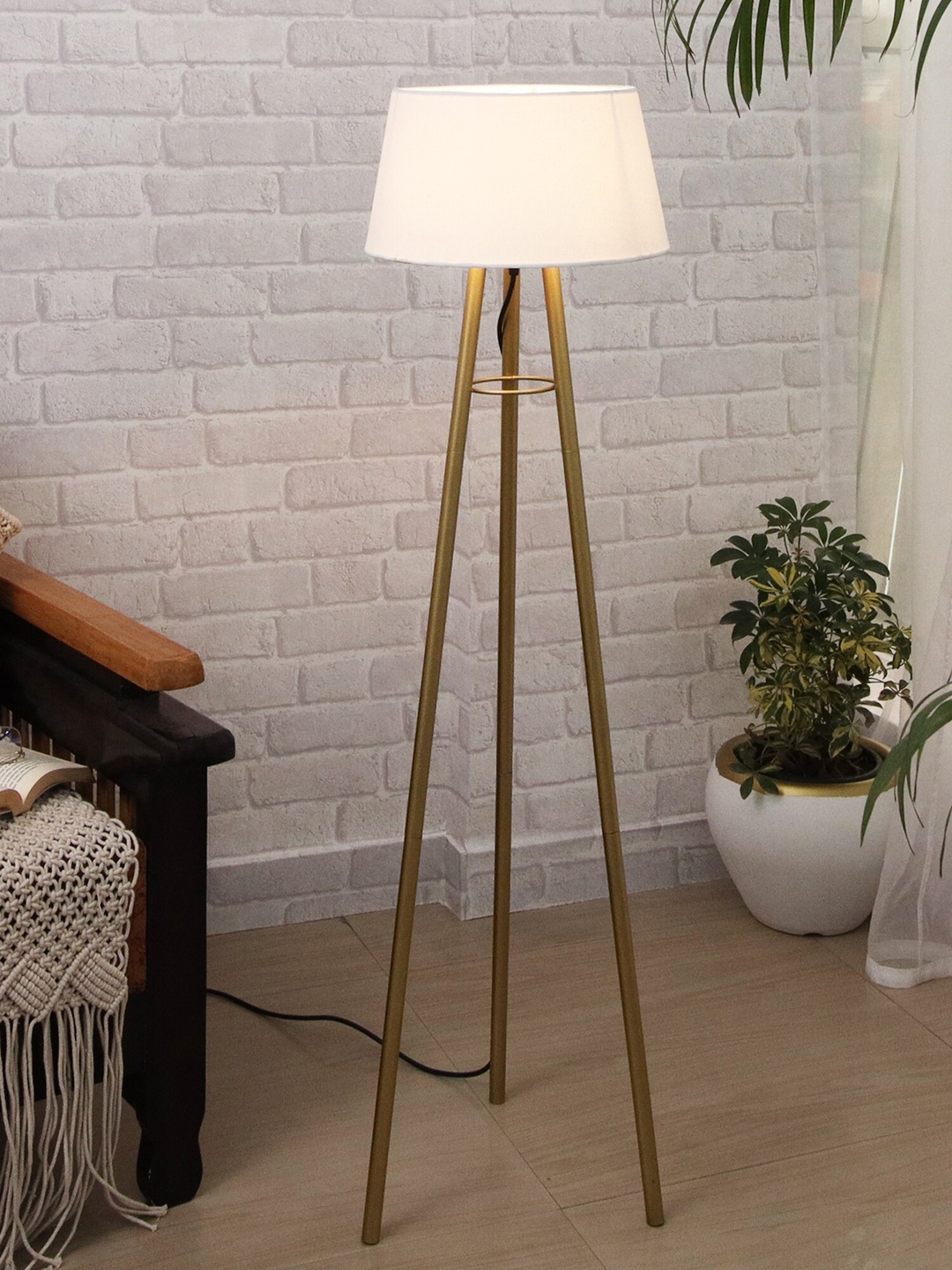 

Homesake White Tripod Floor Lamp With White Shade