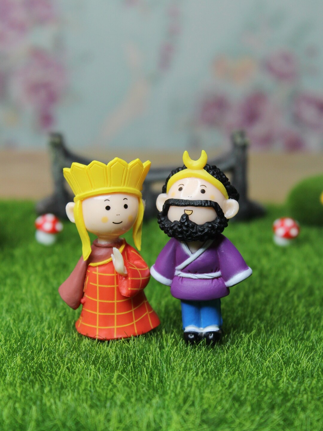 

Wonderland Set Of 2 Red & Purple King & Queen Garden Accessory