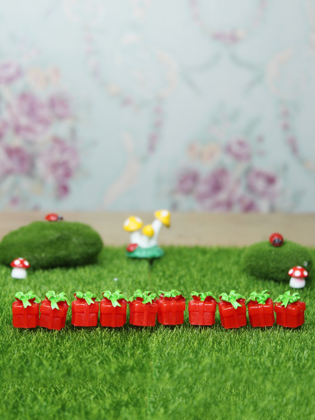 

Wonderland Set Of 10 Red & Green Gift Box Miniature Toys Garden Accessories