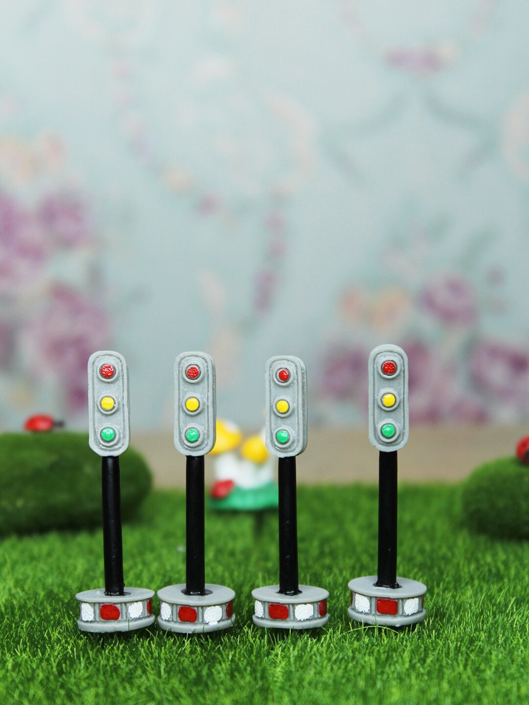 

Wonderland Set Of 4 Grey Traffic Light Miniature Toys Garden Accessory