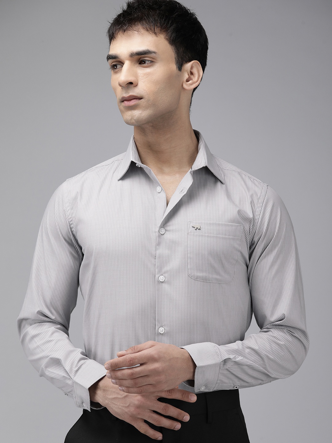 

THE BEAR HOUSE Men Grey & White Slim Fit Pinstripes Striped Pure Cotton Semiformal Shirt