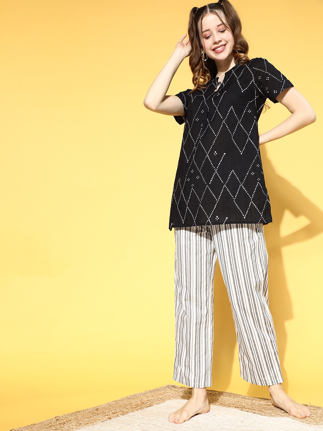 

MBeautiful Women Black & Off White Printed Pure Cotton Night suit