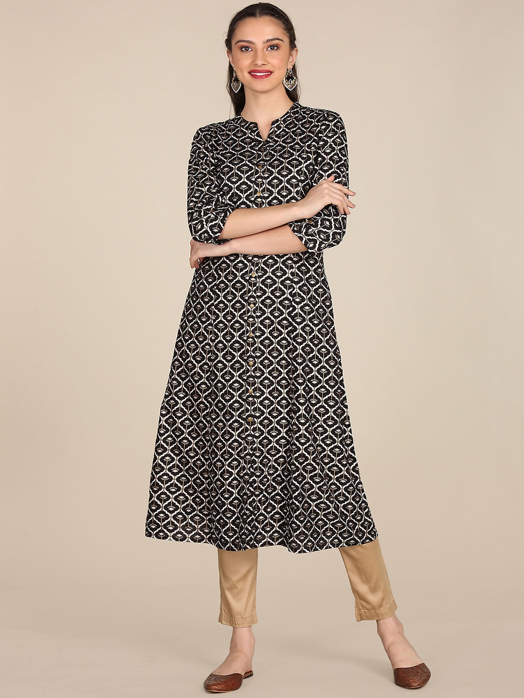 

Karigari Women Black & White Floral Printed Kurta