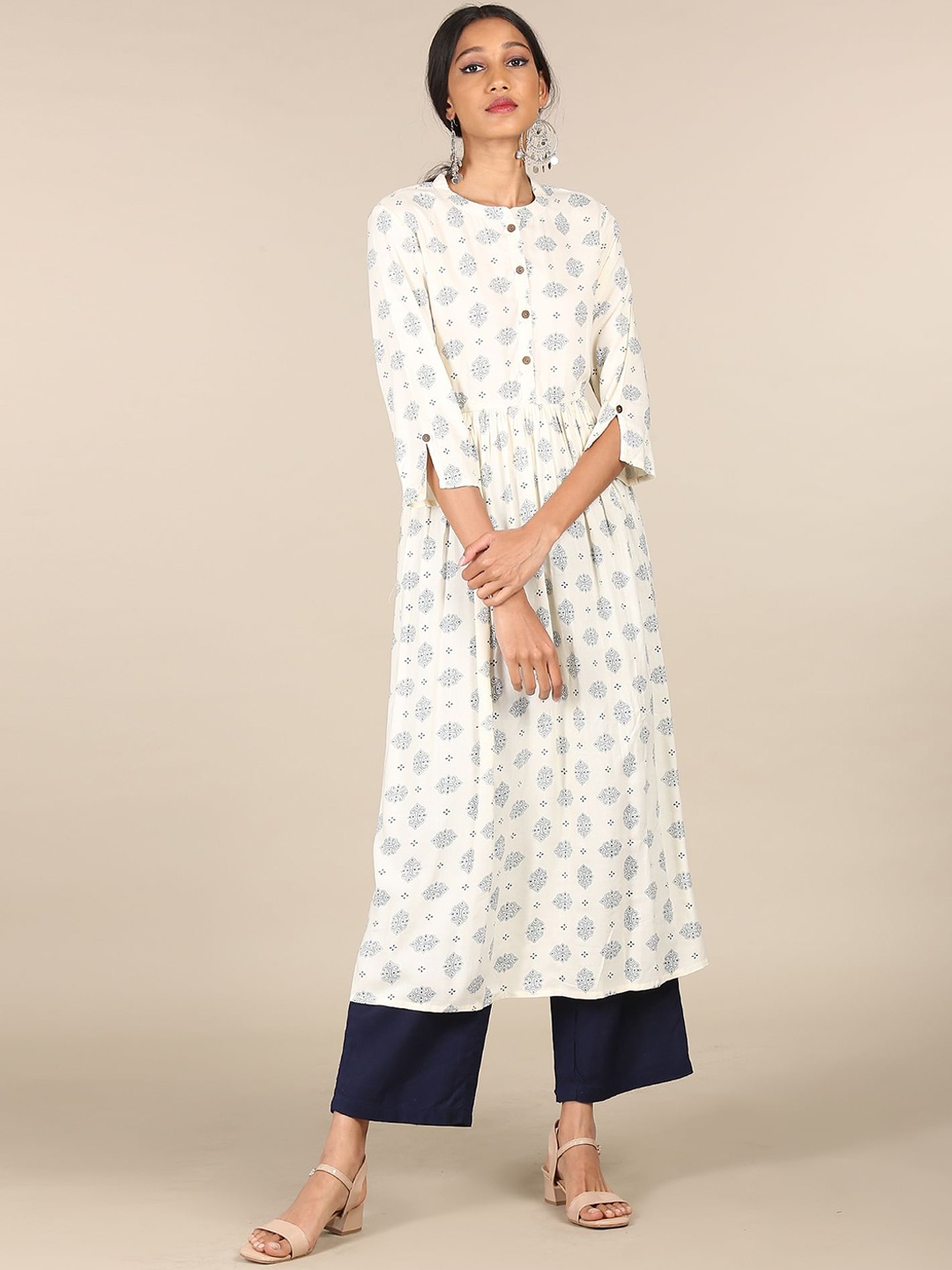 

Karigari Women White Dyed Cold-Shoulder Sleeves Thread Work Anarkali Kurta