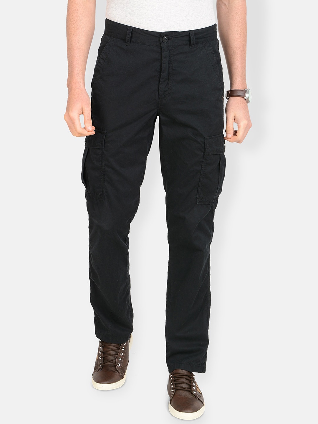

t-base Men Black Tapered Fit Cargos Trousers