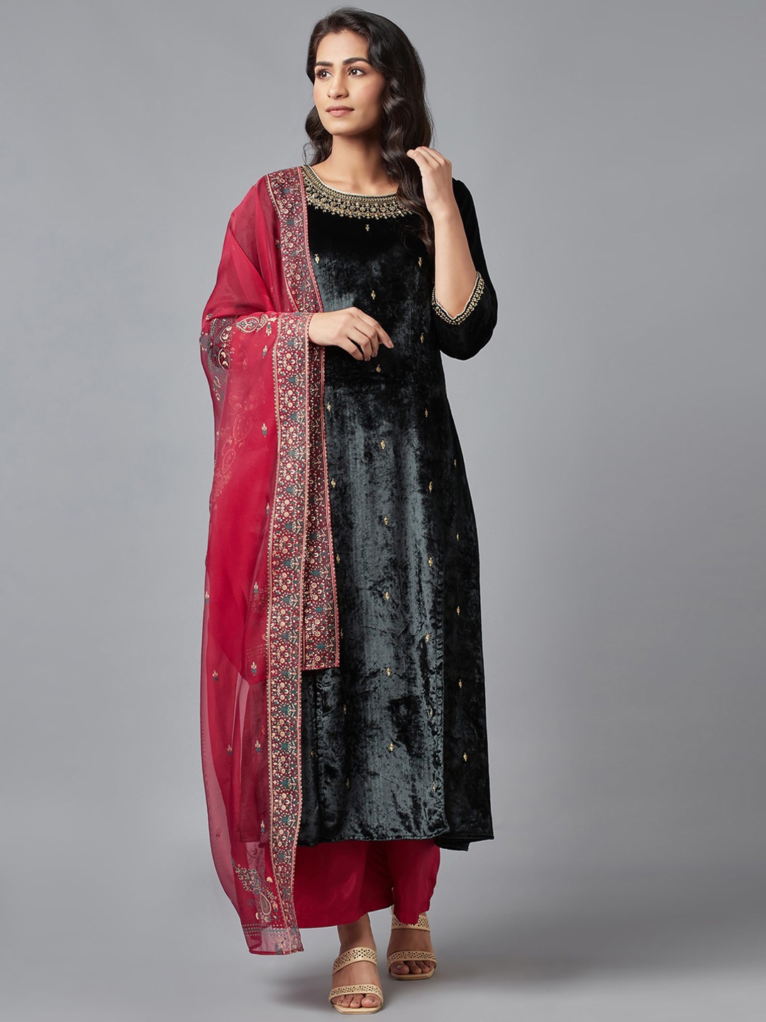 

WISHFUL Women Green & Red Ethnic Motifs Panelled Sequinned Kurta With Trousers & Dupatta