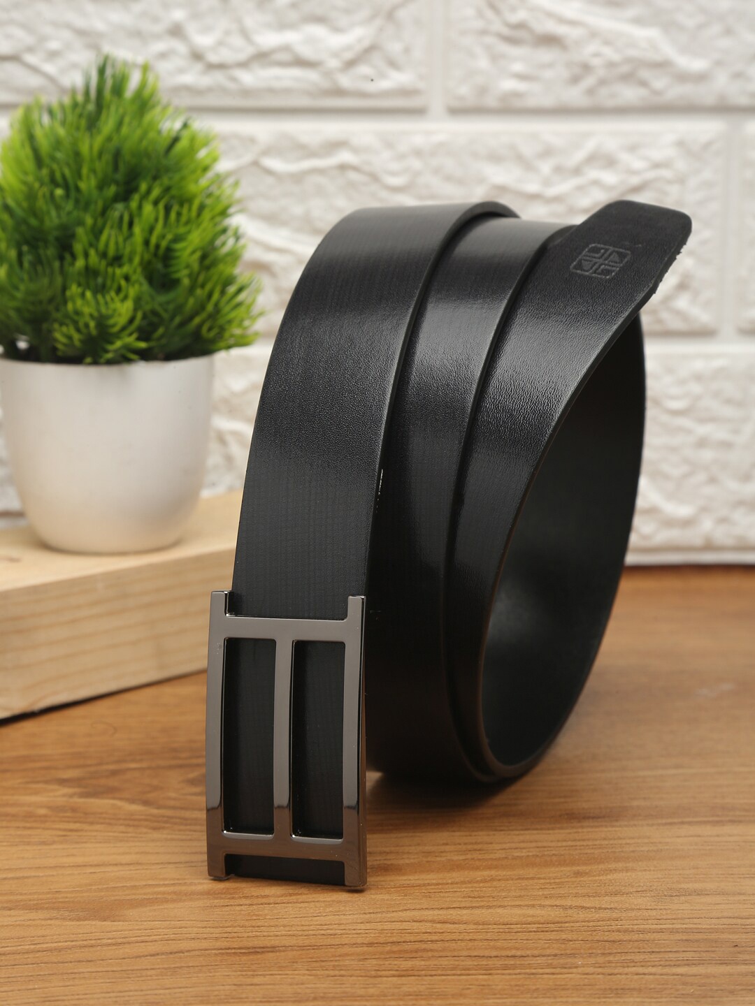 

Carlton London Men Black Leather Belt