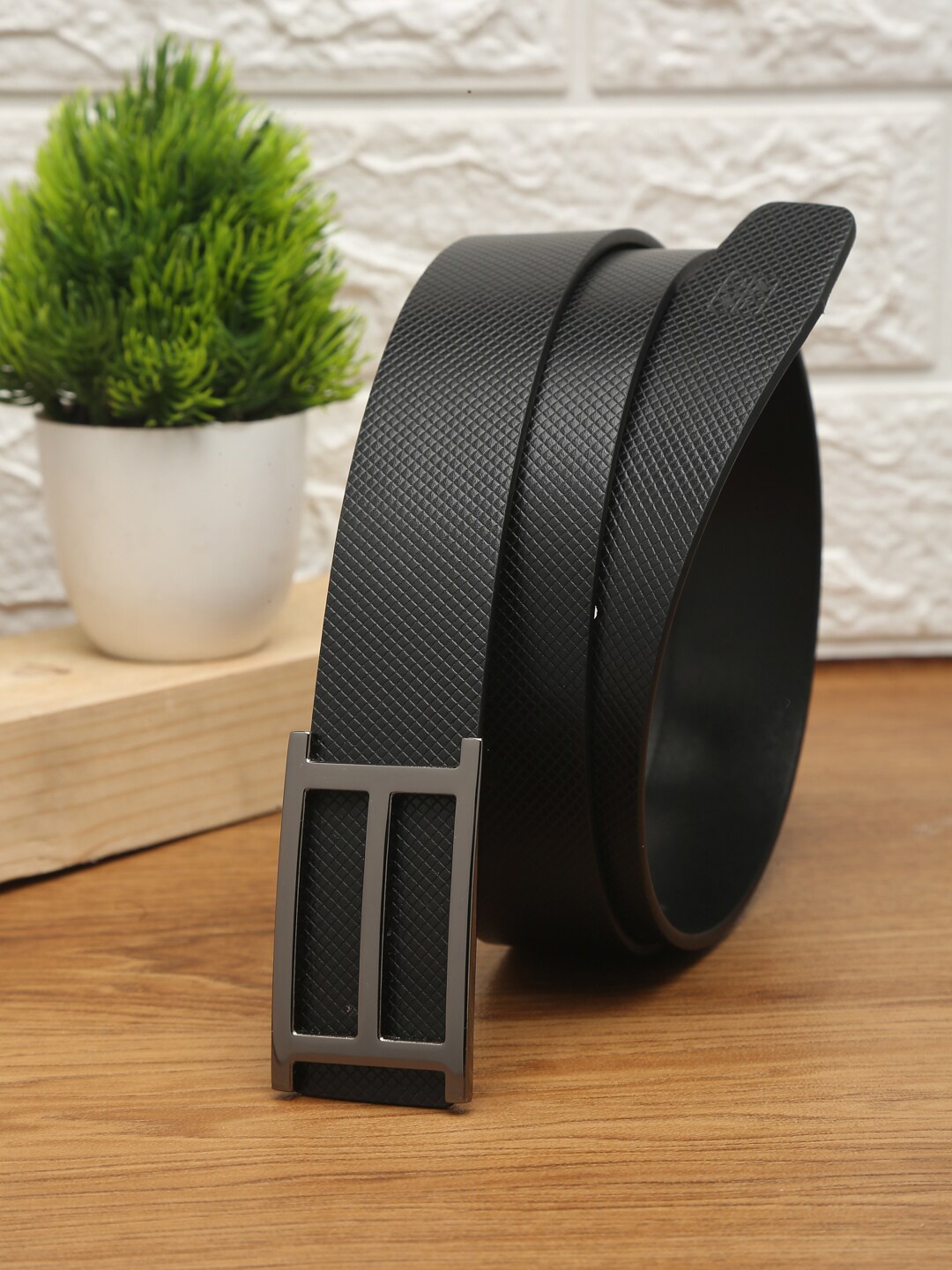 

Carlton London Men Black Leather Belt