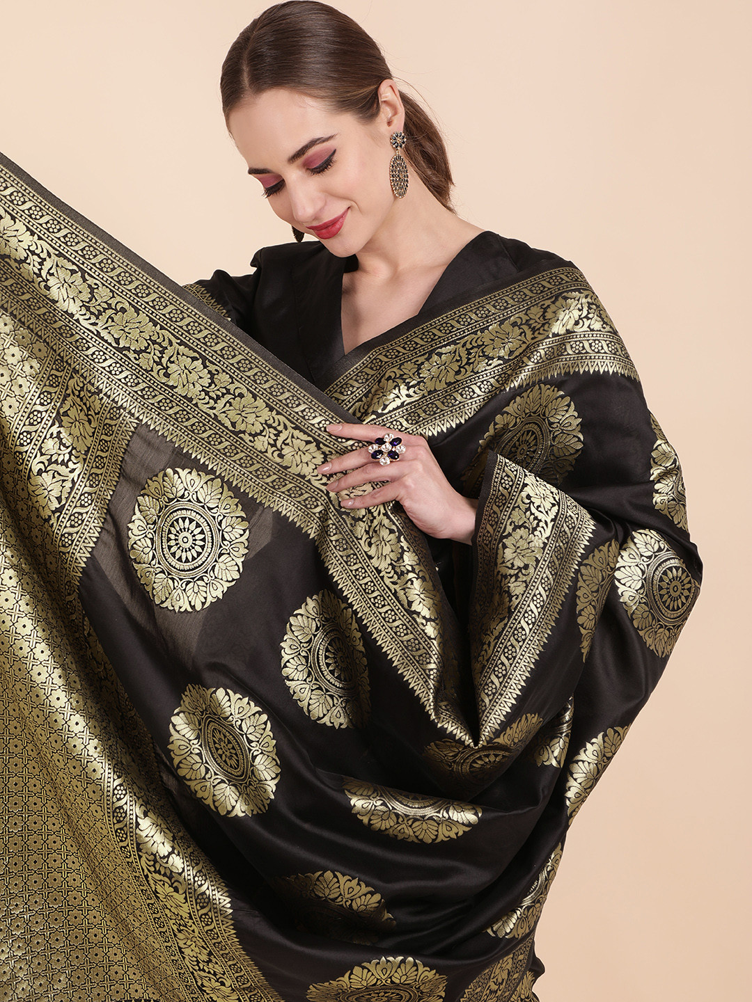 

Sangria Black & Gold-Toned Ethnic Motifs Zari Silk Blend Banarasi Saree