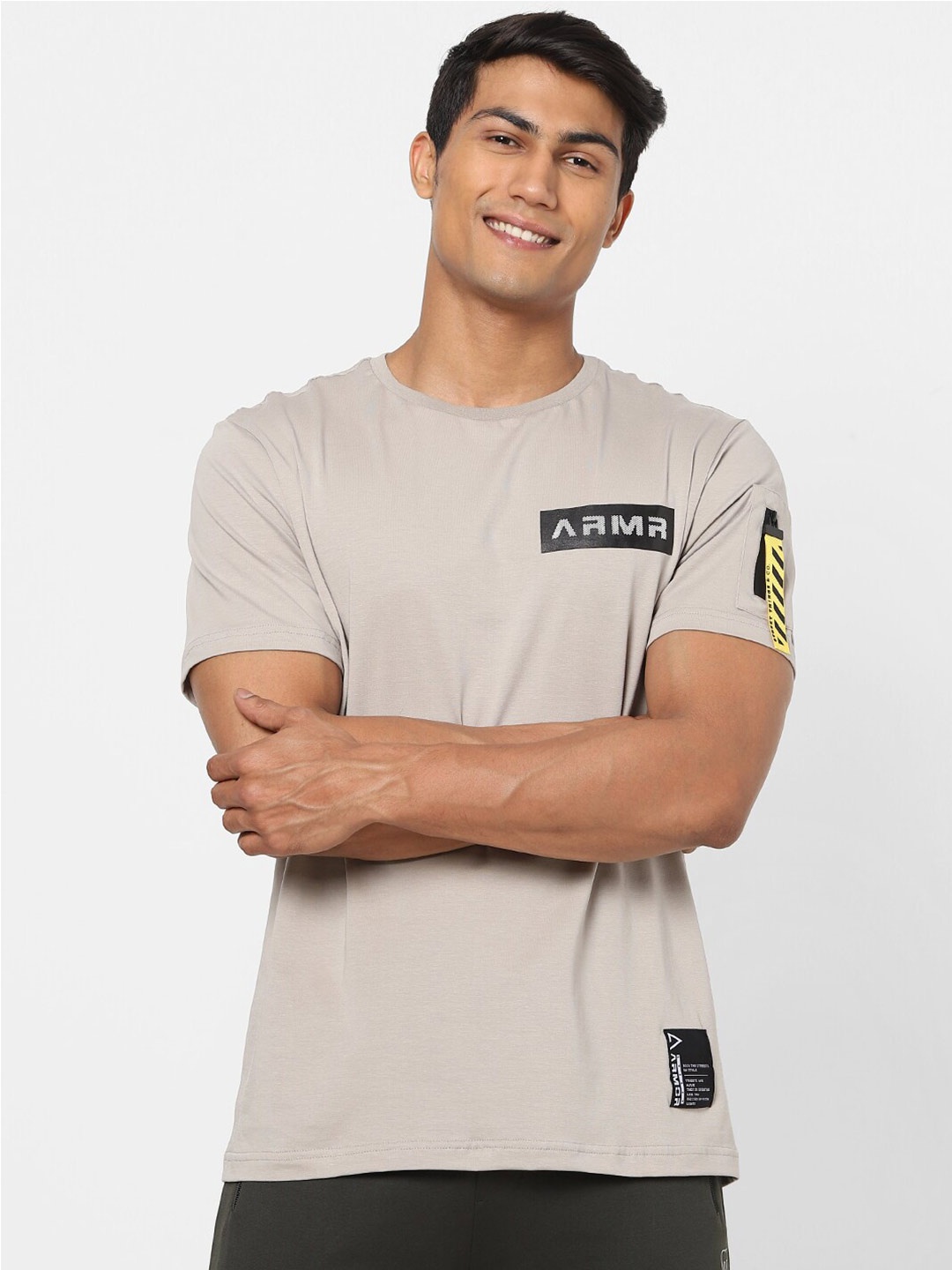 

Street Armor by Pantaloons Men Beige Typography Applique T-shirt