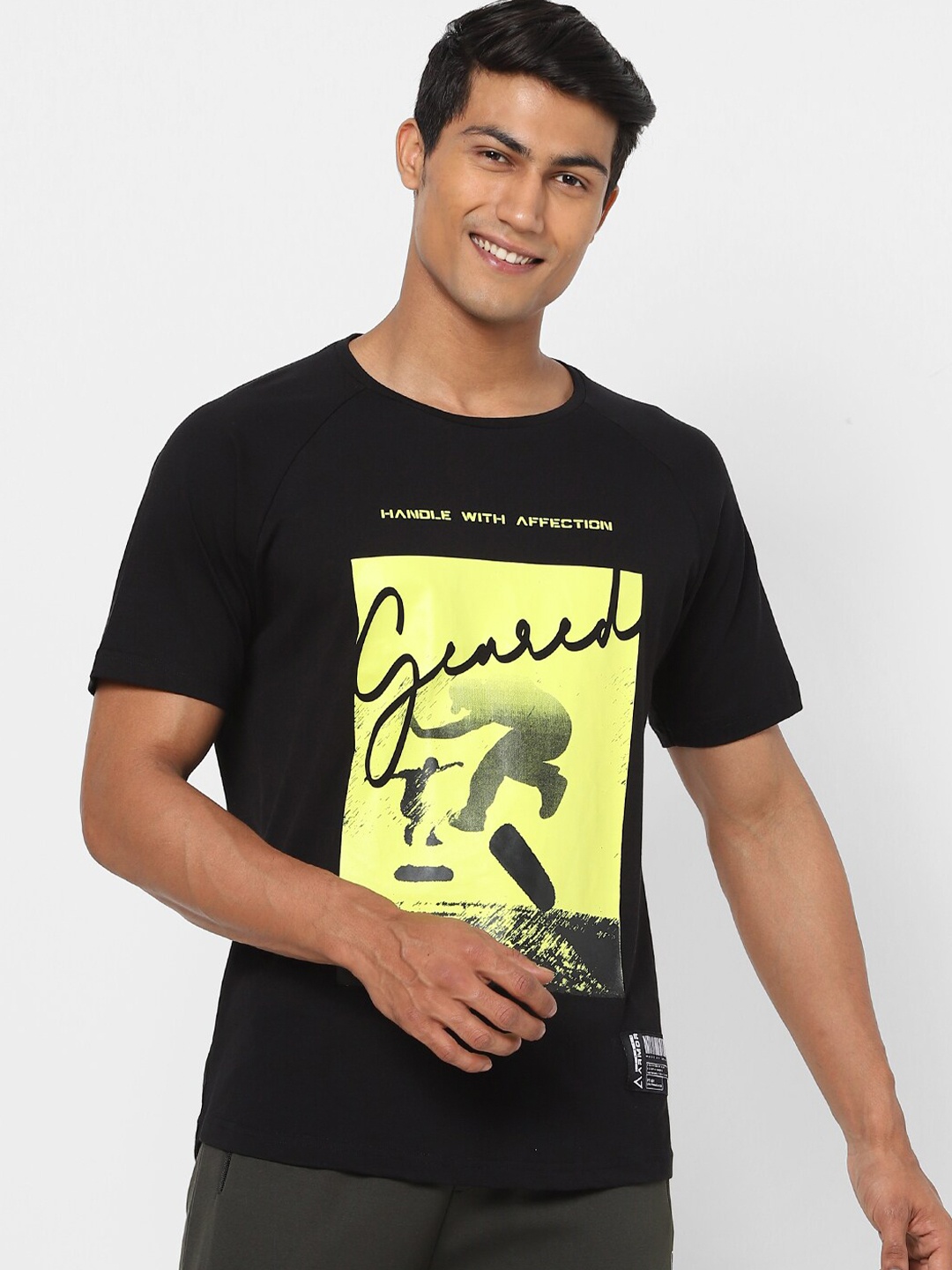 

Street Armor by Pantaloons Men Black Typography Printed Raw Edge T-shirt