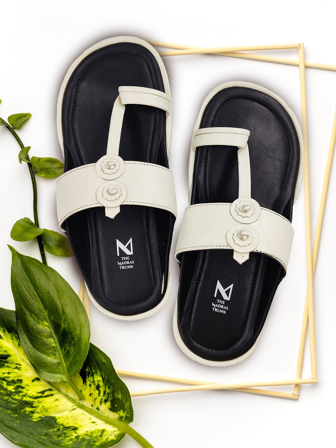 

THE MADRAS TRUNK Men Off White Leather One Toe Flats