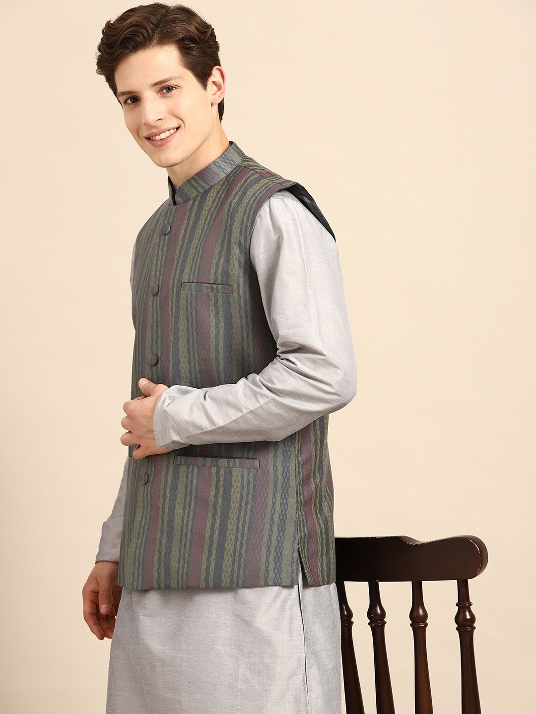 

Anouk Men Grey Solid Straight Sustainable Kurta Pyjamas & Woven Nehru Jacket