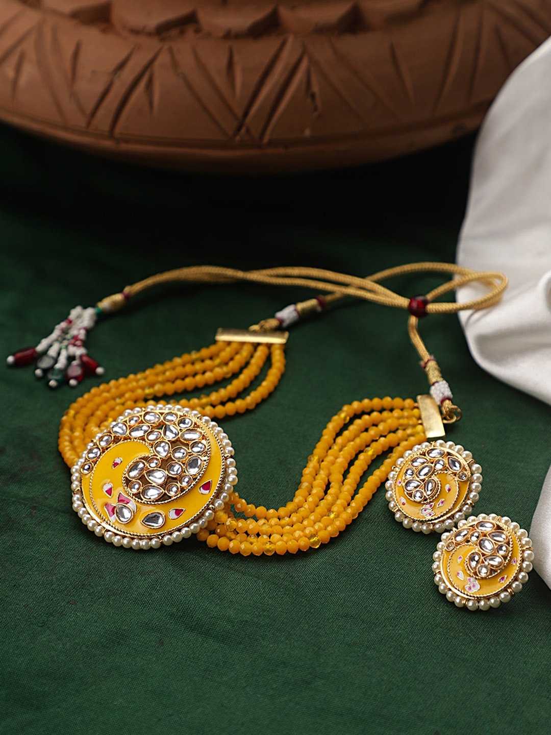 

STEORRA JEWELS Yellow & Gold-Toned & Plated Kundan-Studded Jewellery Set