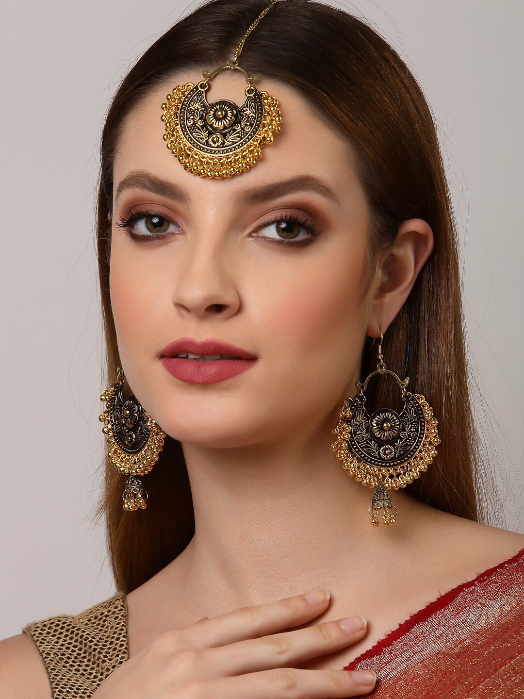 

Arrabi Black & Gold-Toned Oxidised Kundan Studded Maang Tikka & Earrings Set