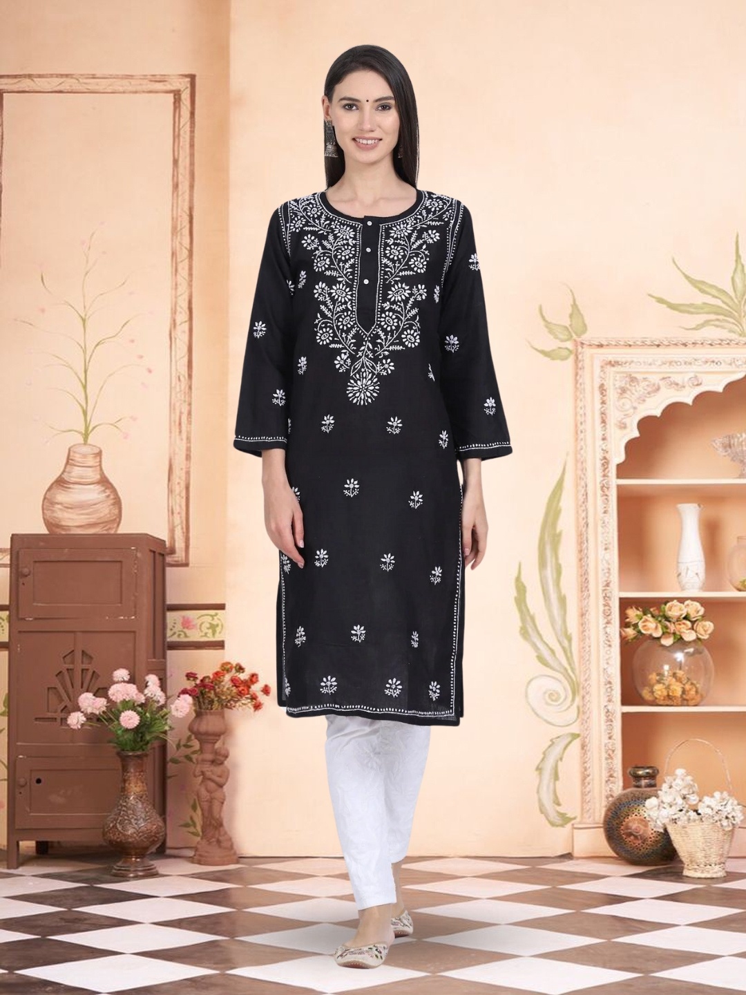 

PARAMOUNT CHIKAN Embroidered Chikankari Ethnic Motifs Kurta, Black