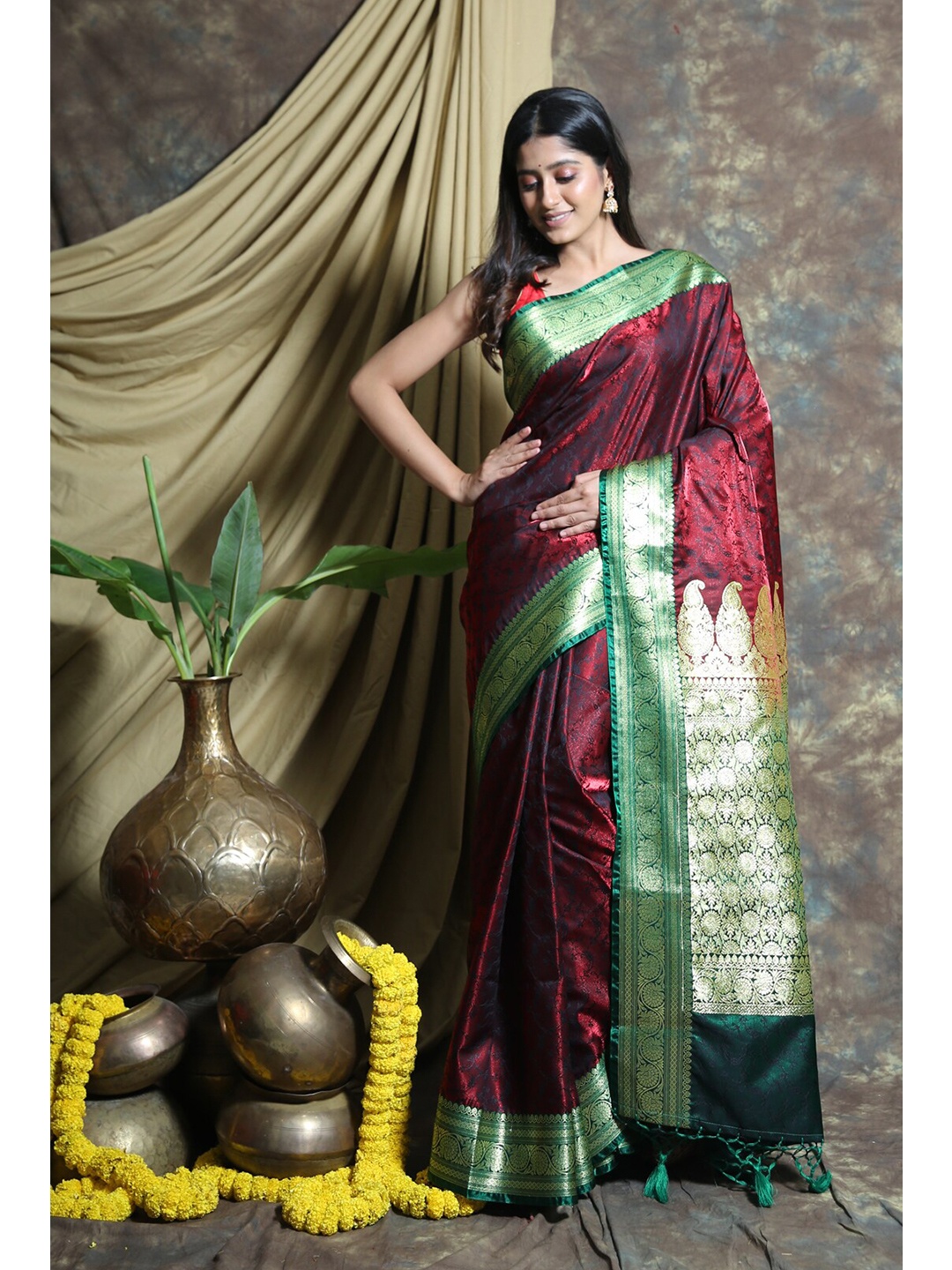 

Charukriti Red & Green Ethnic Motifs Zari Pure Silk Saree