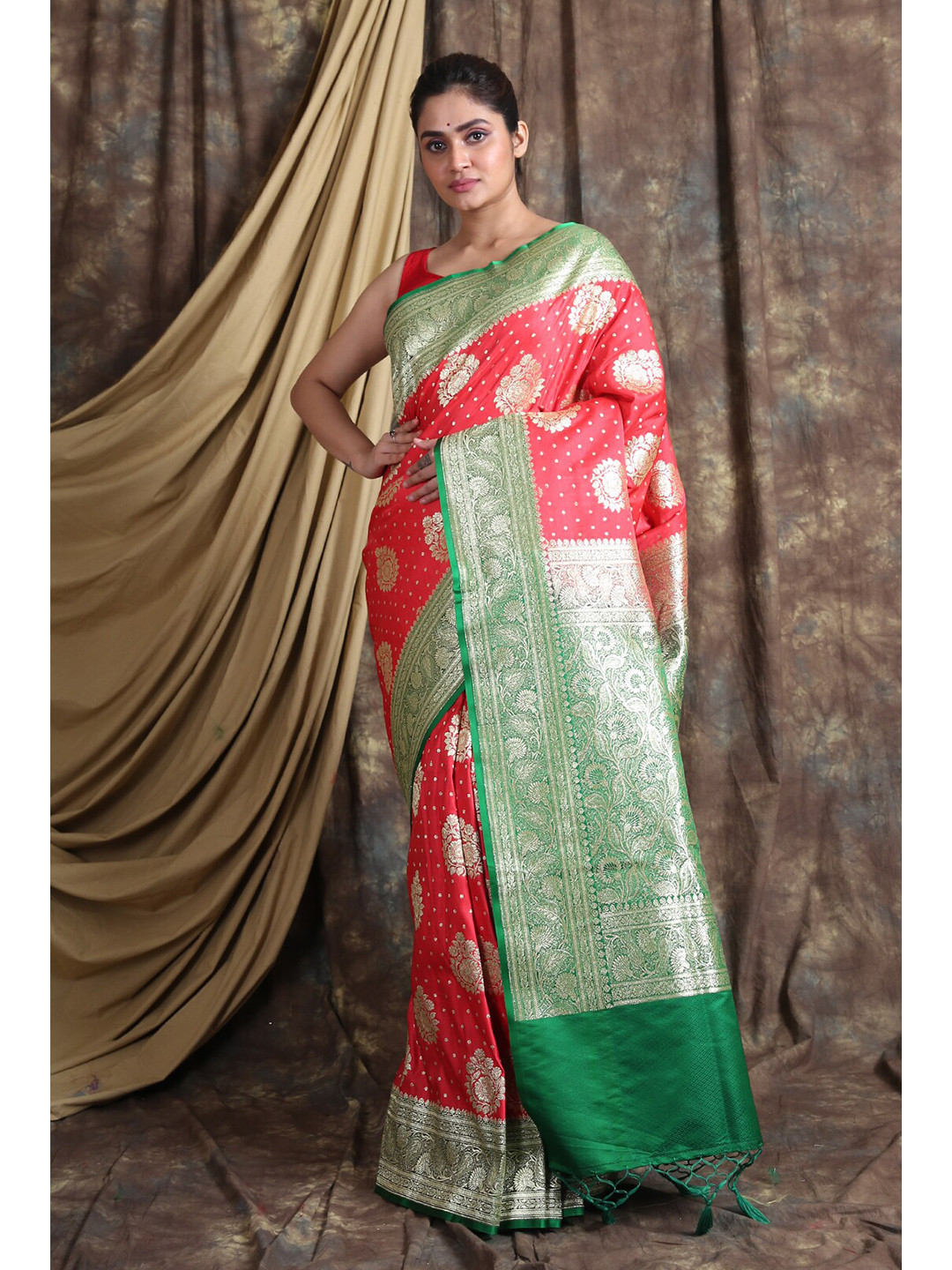 

Charukriti Red & Green Ethnic Motifs Pure Silk Banarasi Saree