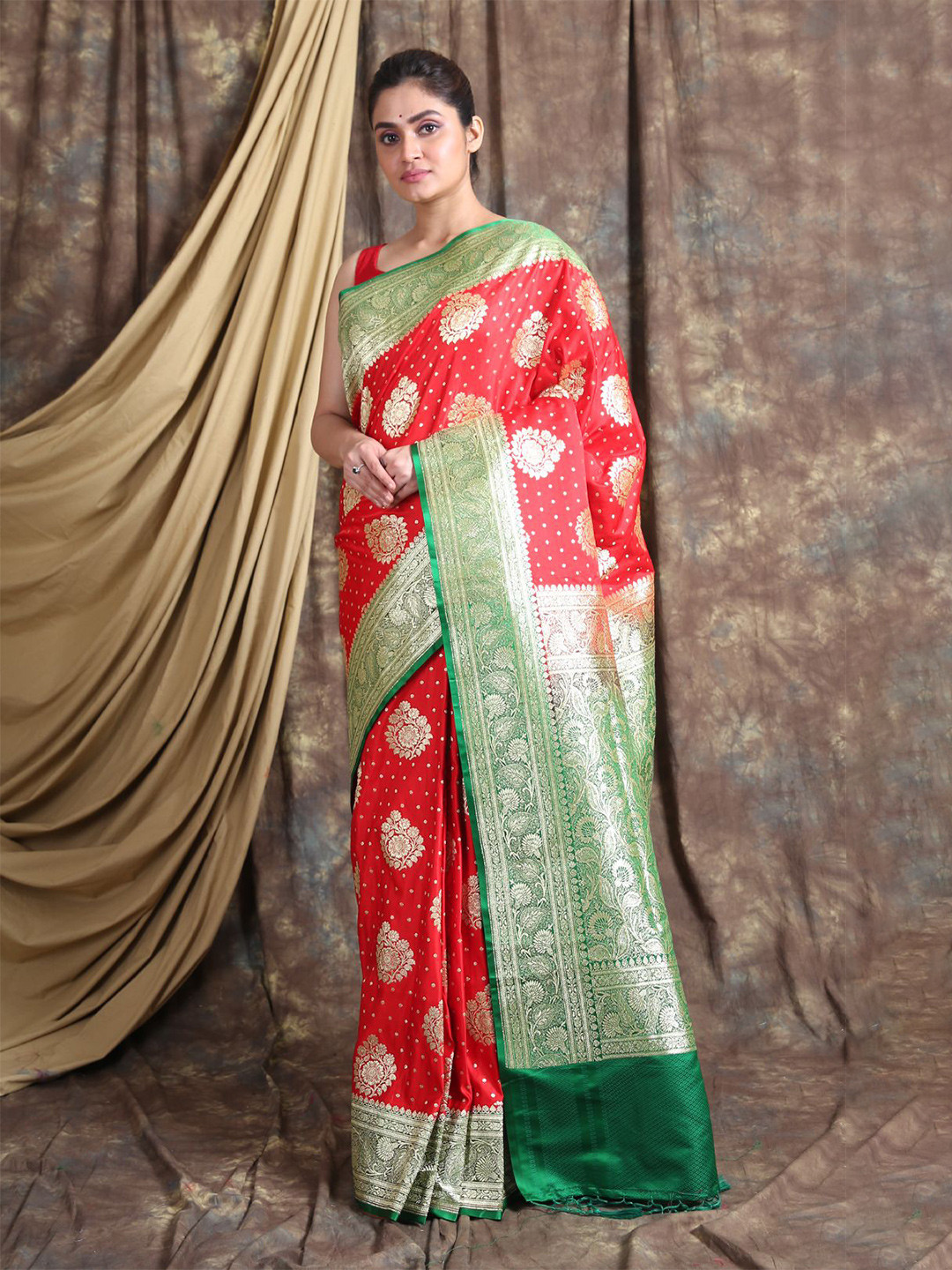 

Charukriti Red & Green Woven Design Pure Silk Saree