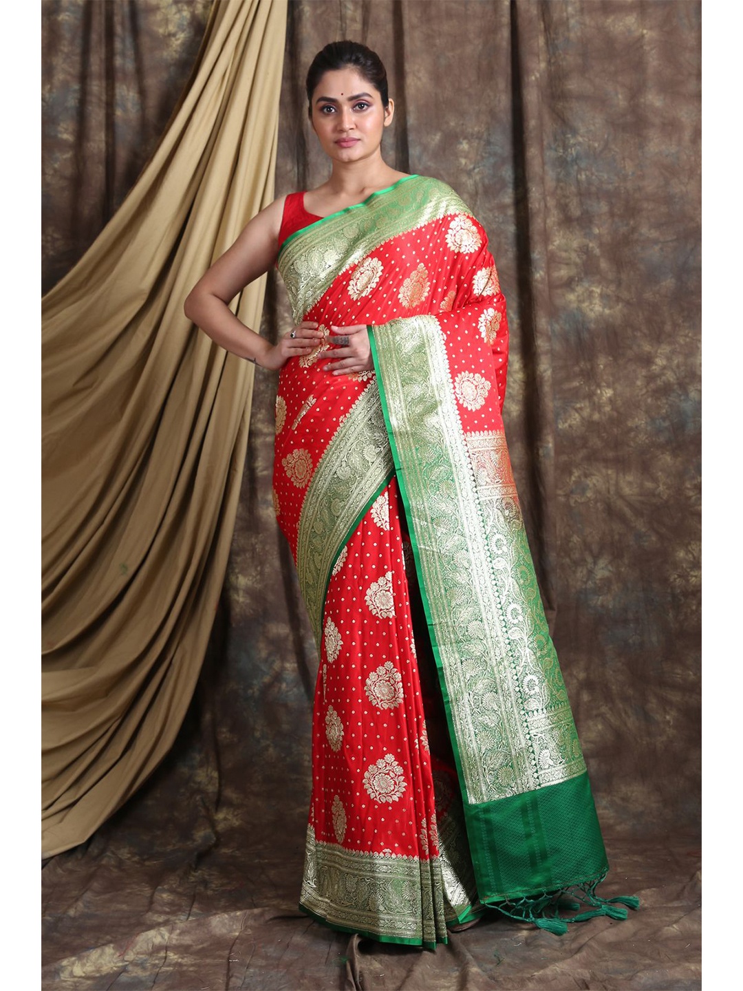 

Charukriti Red & Green Ethnic Motifs Zari Pure Silk Banarasi Saree