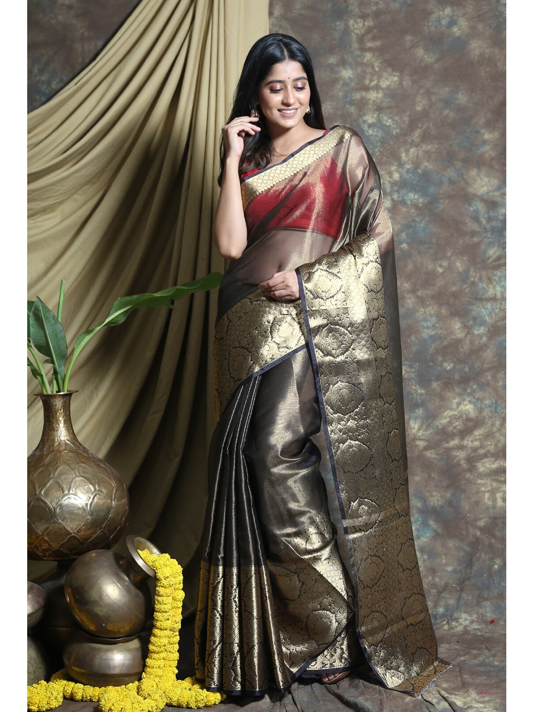 

Charukriti Black & Gold-Toned Zari Tissue Saree