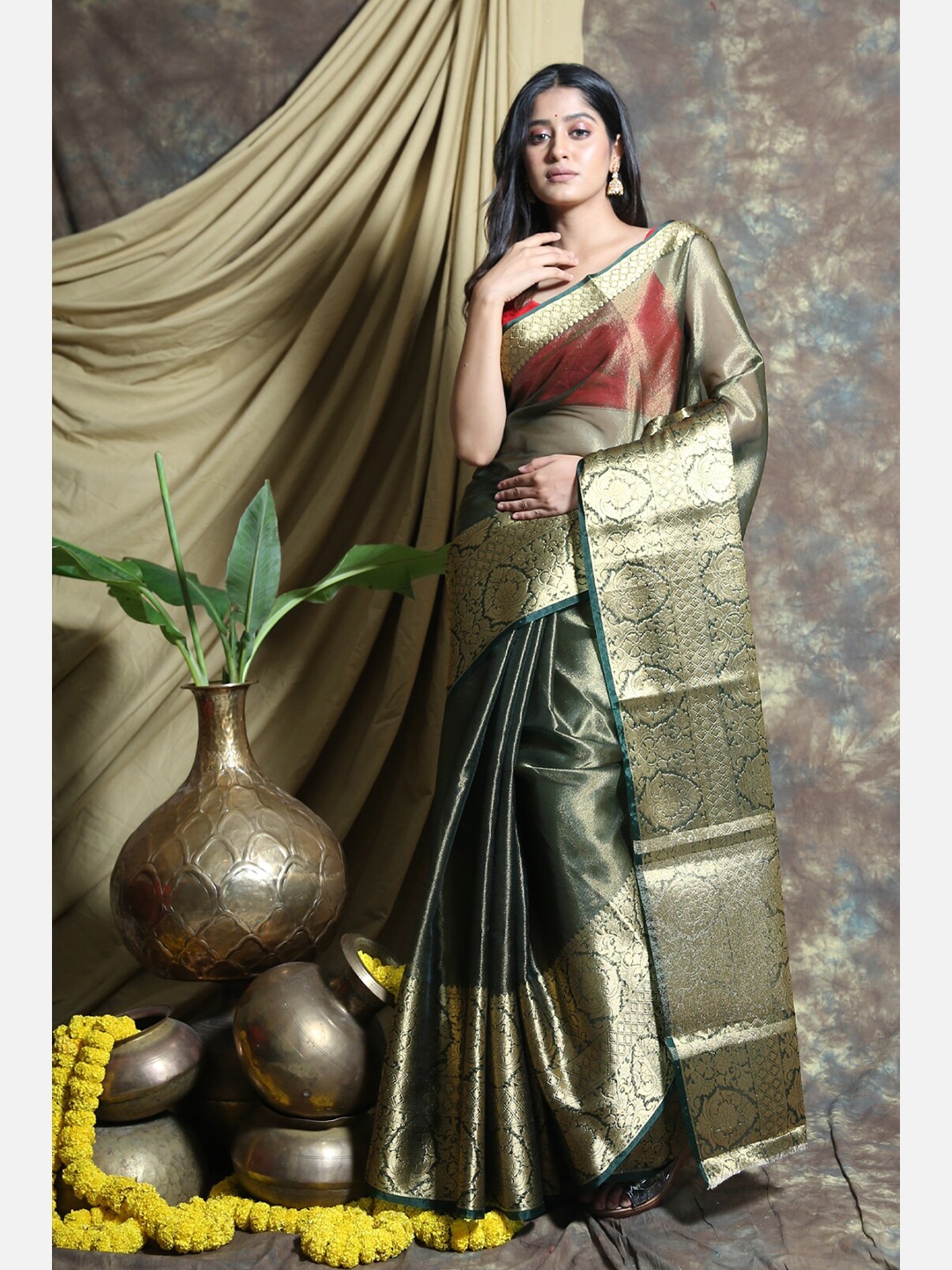 

Charukriti Green & Gold-Toned Ethnic Motifs Tissue Saree