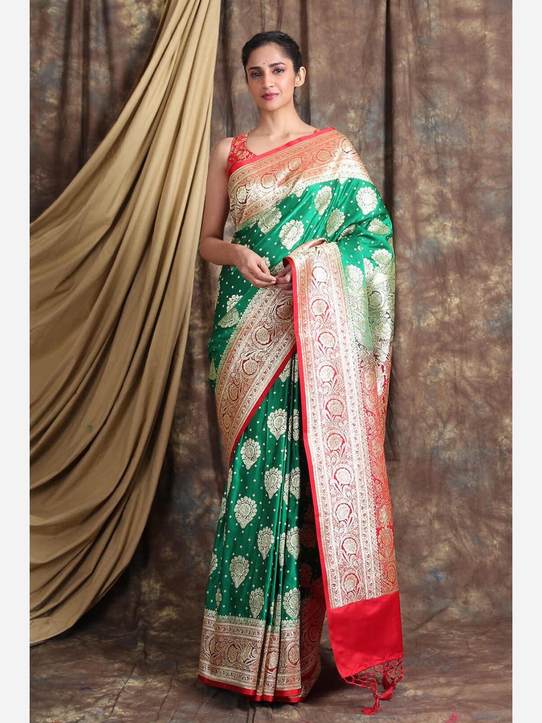 

Charukriti Green & Red Ethnic Motifs Zari Pure Silk Banarasi Saree