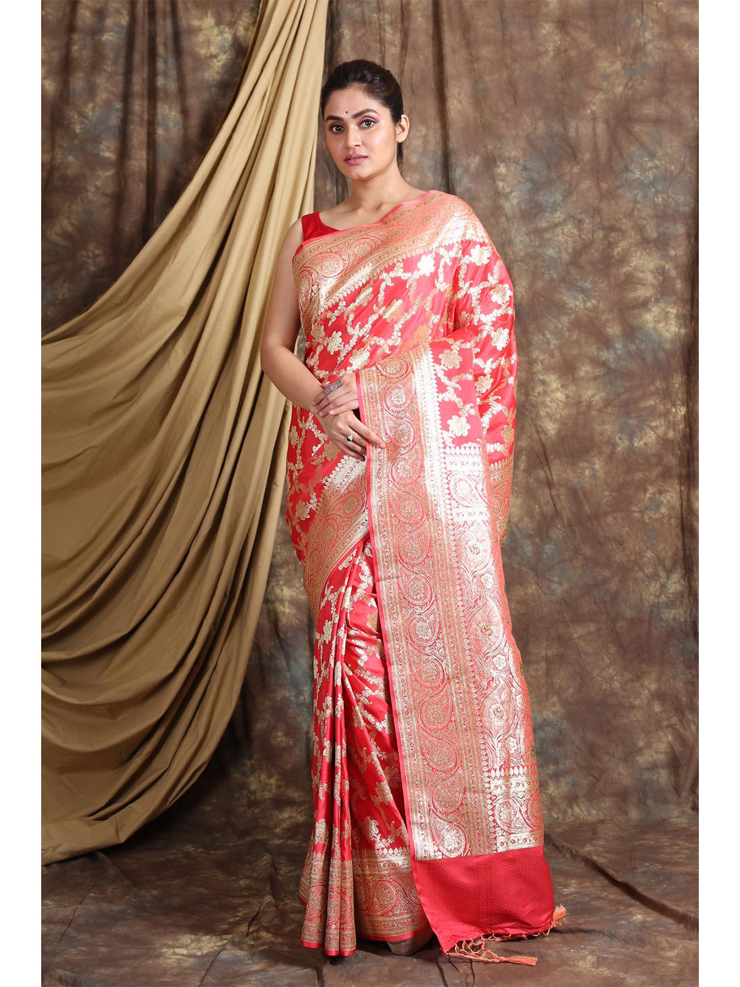 

Charukriti Red & Gold-Toned Ethnic Motifs Zari Pure Silk Saree