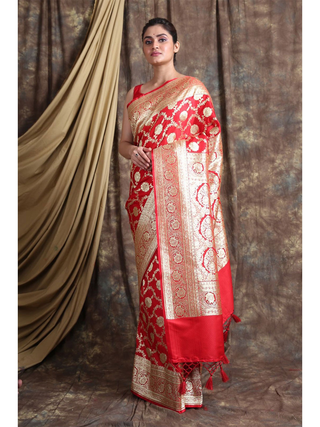 

Charukriti Red & Gold-Toned Woven Design Pure Silk Banarasi Saree