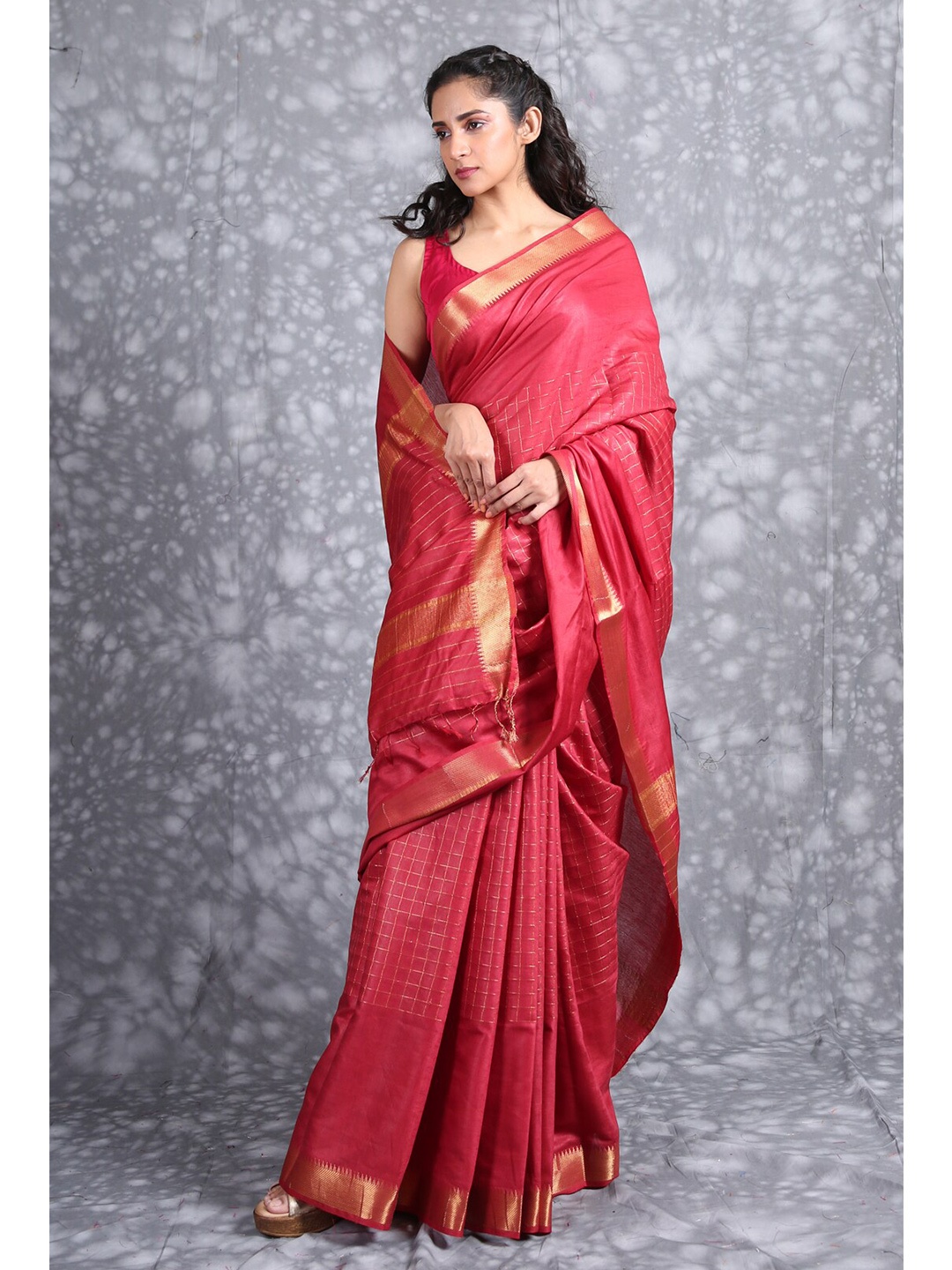 

Charukriti Red & Gold-Toned Checked Zari Pure Silk Saree