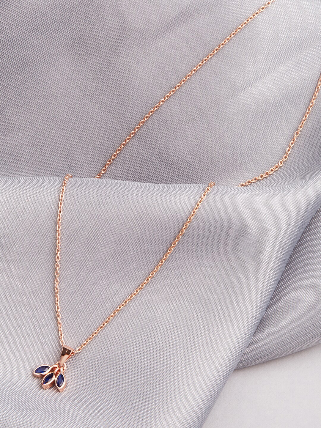 

GIVA 925 Sterling Silver Rose Gold Plated Triple Blue Clover Pendant with Link Chain