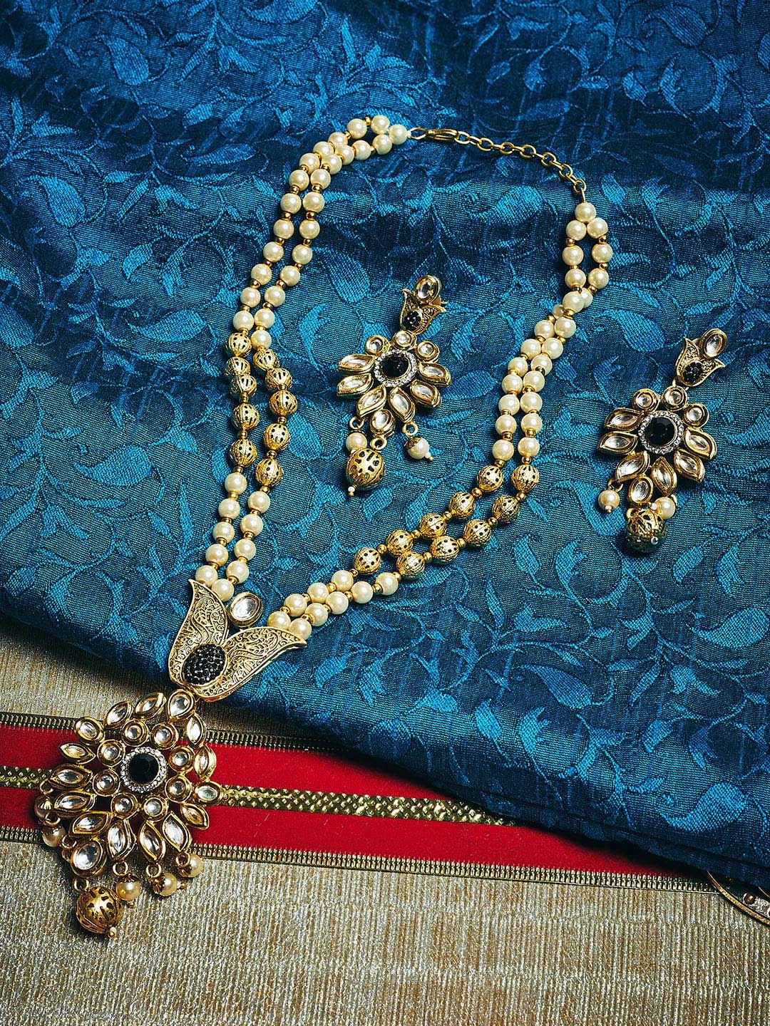 

PANASH Gold-Plated Black Kundan Stone-Studded & Beaded Jewellery Set