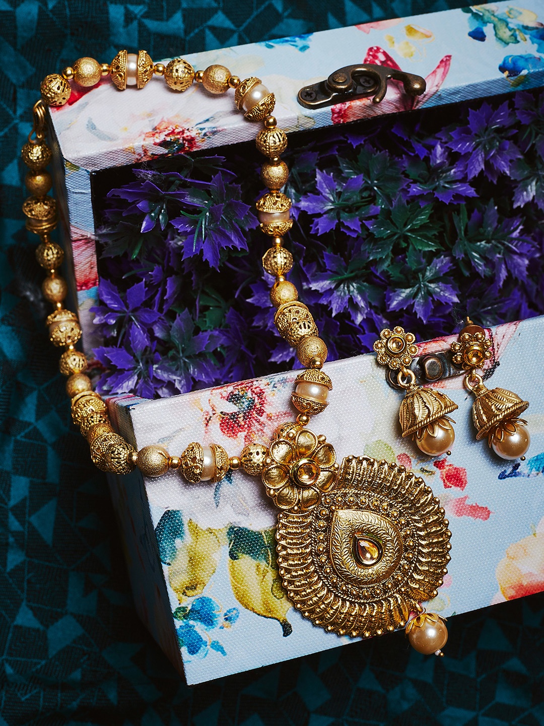 

PANASH Gold-Toned & Plated Kundan Stone-Studded Jewellery Set