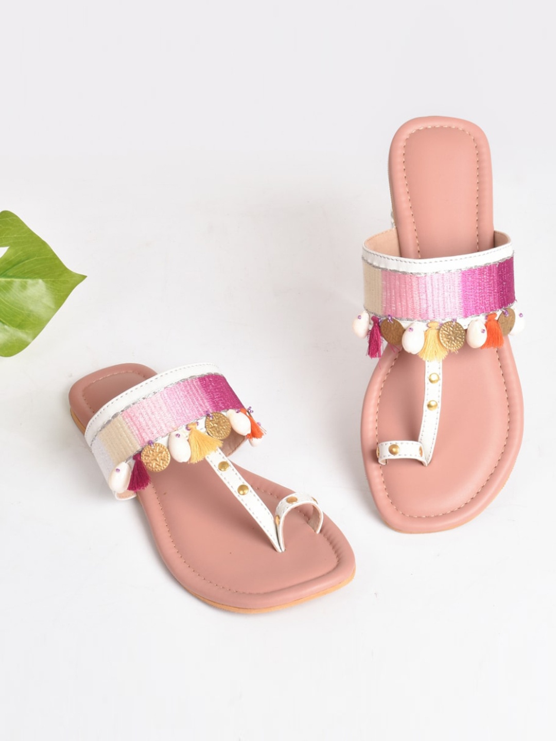 

Sole House Women Pink Embellished Kolapuri One Toe Flats