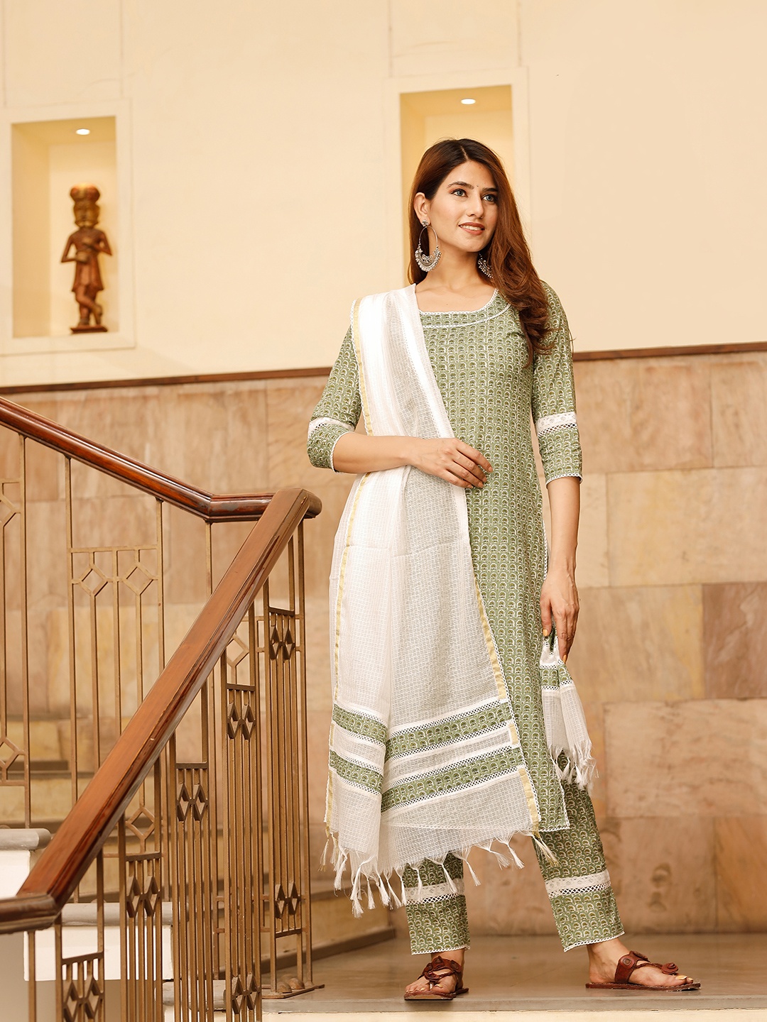 

PHEETA Women Green Floral Printed Pure Cotton Kurta with Trousers & With Dupatta