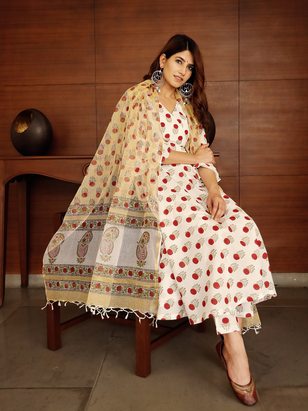 

PHEETA Women White Floral Printed Angrakha Pure Cotton Kurta with Trousers & With Dupatta
